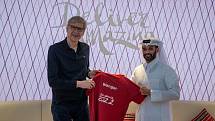 Arséne Wenger pózuje s katarským šejkem s dresem pro letošní šampionát