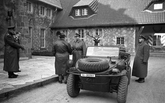 Nacistický pohlavár Hermann Göring vítá hosty ve svém oblíbeném sídle Carinhall, které pojmenoval na počest své první manželky Carin. V tomto sídle shromažďoval umělecká díla, většinou ukradená.