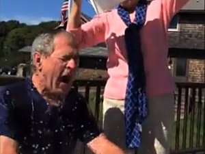 Exprezident Bush se nechal polít kbelíkem s vodou, aby podpořil kampaň.