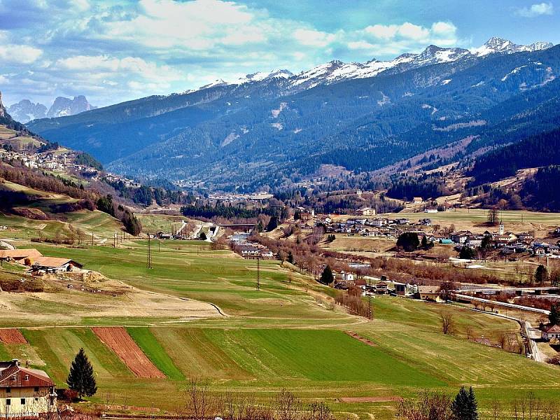 Údolí italského města Cavalese pod štíty Dolomitů. Jde o oblíbené zimní středisko, které žel poznamenaly dvě zimní katastrofy