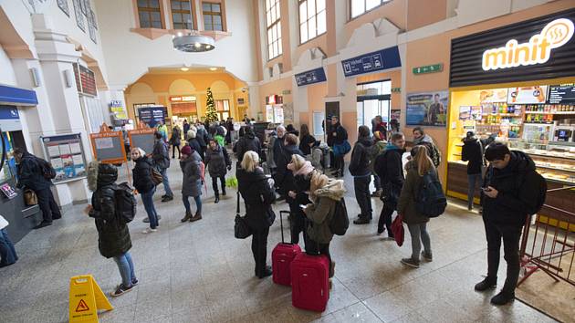 Lidé čekající na nádraží v České Třebové.