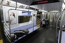Bezdomovec spí ve vagonu metra v New Yorku