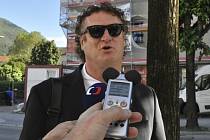 Obžalovaný Jiří Diviš hovoří s novináři při příchodu k trestnímu soudu ve švýcarském městě Bellinzona.