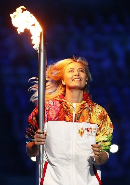 Pochodeň přinesla na stadion Fišt tenistka Maria Šarapovová.