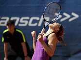 Lucie Šafářová se raduje z triumfu na turnaji v Praze.
