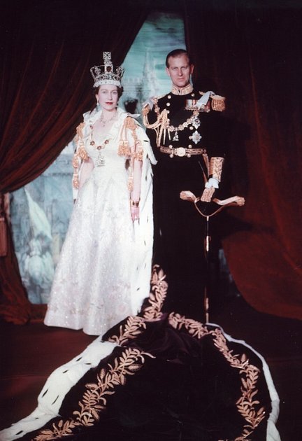 Na svou korunovaci oblékla královna Alžběta II. róbu od svého dvorního návrháře Normana Hartnella. Silueta byla typická pro 50. léta i pro panovnici v té době - úzký pas a široká sukně.