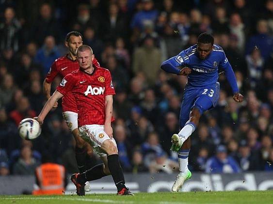 Daniel Sturridge z Chelsea posílá na bránu Chelsea gólovou střelu.