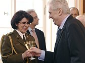 Prezident Miloš Zeman si připíjí s Lenkou Šmerdovou, poté co ji 8. května na Pražském hradě povýšil jako první ženu české armády do hodnosti generálky.