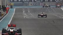 Lewis Hamilton na čele závodu.