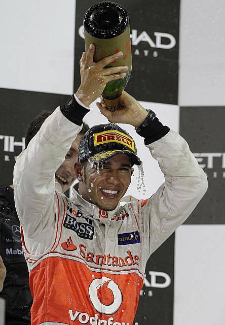 Lewis Hamilton oslavuje vítězství.