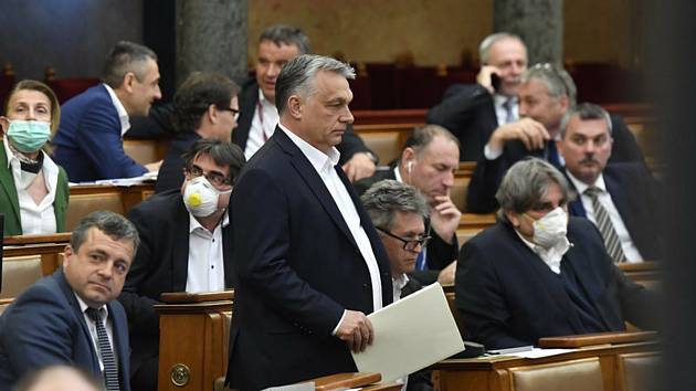 Maďarský premiér Viktor Orbán (uprostřed) v parlamentu