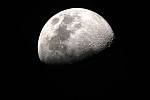 Přestože Měsíc má svou atmosféru, ta se skládá převážně z vodíku, neonu a argonu. Není to ten druh plynné směsi, která by mohla udržet naživu savce závislé na dýchání kyslíku jako jsou lidé