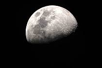 Přestože Měsíc má svou atmosféru, ta se skládá převážně z vodíku, neonu a argonu. Není to ten druh plynné směsi, která by mohla udržet naživu savce závislé na dýchání kyslíku jako jsou lidé.