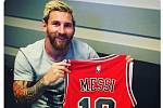 O Lionela Messiho je nejen ve světě fotbalu velký zájem.