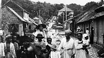 Skupina uprchlíků na Rue du Pavé ve Fort de France na ostrově Martinik po erupci Mount Pelée v roce 1902. Levá polovina karty stereoskopu