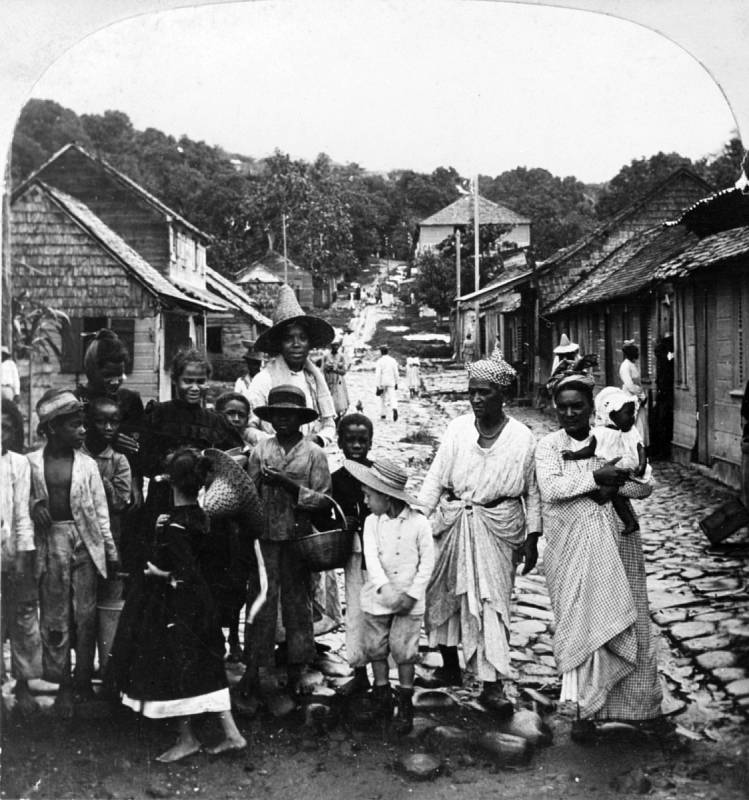 Skupina uprchlíků na Rue du Pavé ve Fort de France na ostrově Martinik po erupci Mount Pelée v roce 1902. Levá polovina karty stereoskopu