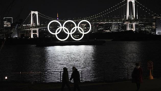 Svítící olympijské kruhy v Tokiu u  parku Odaiba.