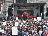 Vzpomínkový koncert věnovaný zavražděné poslankyni Jo Coxové se konal 22. června na londýnském Trafalgarském náměstí.