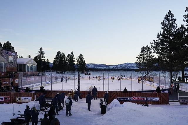 Zápas NHL pod širým nebem na břehu jezera Tahoe mezi Bostonem (ve žlutém) a Philadephií.