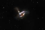 Hvězdný prach a jasné víření hvězd na tomto snímku představují sloučení vzdálených galaxií IC 2431, ležících 681 milionů světelných let od Země v souhvězdí Raka
