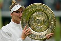 Markéta Vondroušová s trofejí pro šampionku Wimbledonu