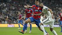 Real Madrid – FC Viktoria Plzeň. Karim Benzema uniká Lukáši Hejdovi.