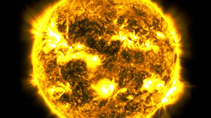 Sluneční aktivitu (skvrny, erupce a výrony koronální hmoty) řídí magnetické pole Slunce
