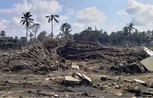 Následky ničivé tsunami po výbuchu soky u souostroví Tonga