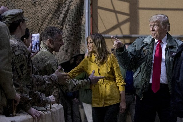 Donald Trump s manželkou Melanií navštívili vojáky v Iráku.