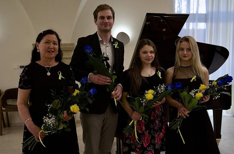 Ukrajinské klavíristky zahájily charitativní koncert ve Velkých Pavlovicích na Břeclavsku. Vlevo ředitelka místní “zušky” Milena Karberová, na klavír zahrál i tlumočník na koncertu Vojtěch Antoš.