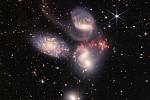 Stephanův kvintet je skupina pěti galaxií v souhvězdí Pegase. Snímek z vesmírného dalekohledu Jamese Webba pokrývá asi jednu pětinu průměru Měsíce. Obsahuje přes 150 milionů pixelů a je sestaven z téměř 1000 samostatných obrazových souborů.