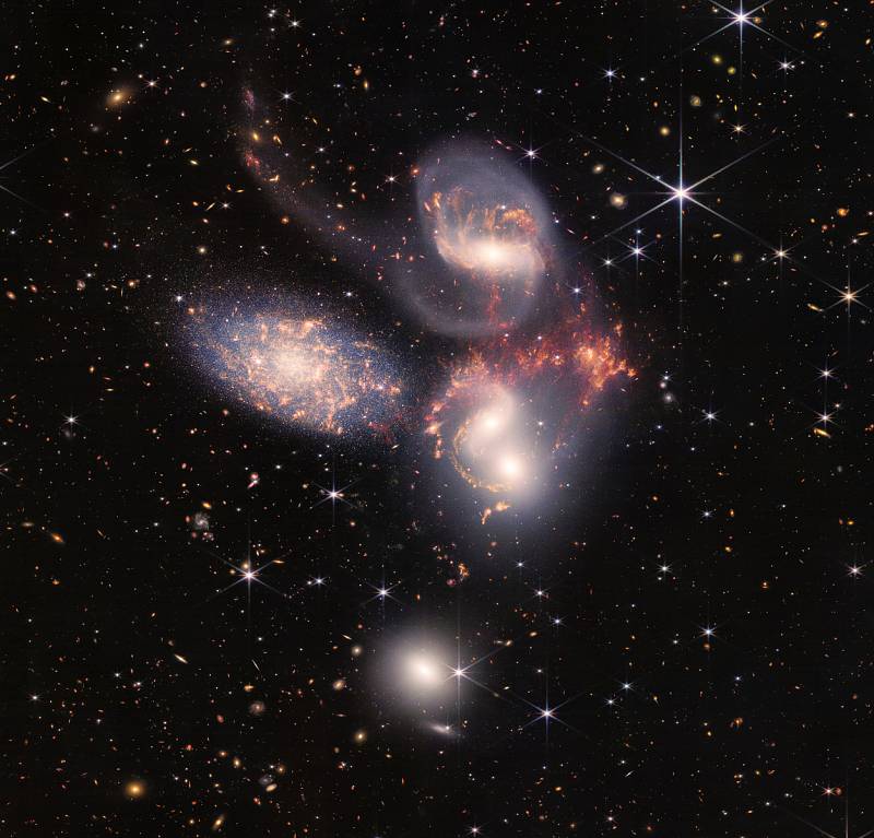Stephanův kvintet je skupina pěti galaxií v souhvězdí Pegase. Snímek z vesmírného dalekohledu Jamese Webba pokrývá asi jednu pětinu průměru Měsíce. Obsahuje přes 150 milionů pixelů a je sestaven z téměř 1000 samostatných obrazových souborů.