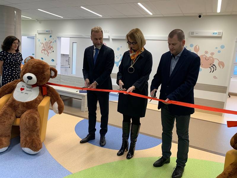 V dětské nemocnici otevírá ředitel Kužela se svými kolegy nejmodernější urgentní příjem na Slovensku
