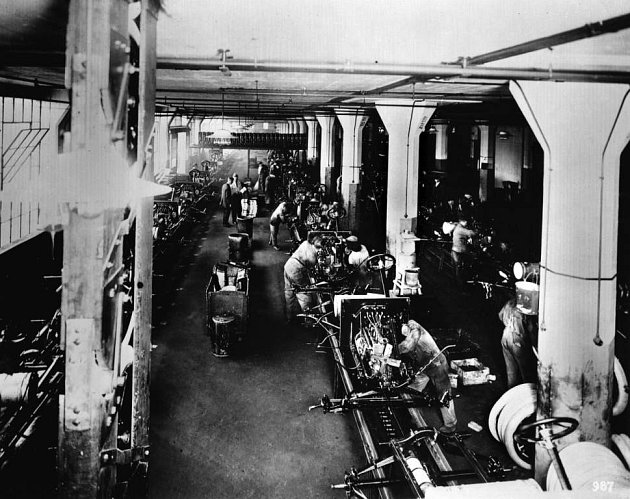 Montážní linka Fordu v roce 1914.