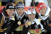 Německá smíšená štafeta biatlonistů se chlubí zlatými medailemi. Na snímku zleva Michael Greis, Andreas Birnbacher, Magdalena Neunerová a Sabrina Buccholzová.