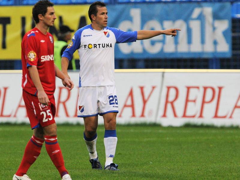 Tomáš Galásek (v bílém) během zápasu s Brnem.