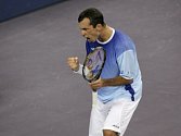 Radek Štěpánek bojoval na Turnaji mistrů proti Federerovi s raketou od Djokoviče a v ponožkách od Murrayho. 