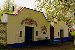 Skvostem celé Slovácké vinařské podoblasti je areál historických vinných sklepů Plže poblíž města Petrov