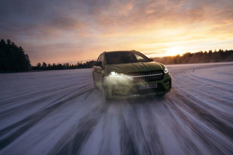 Automobilka Škoda pokořila s plně elektrickým vozem SUV Enyaq RS rekord v nejdelším souvislém driftu na ledě.