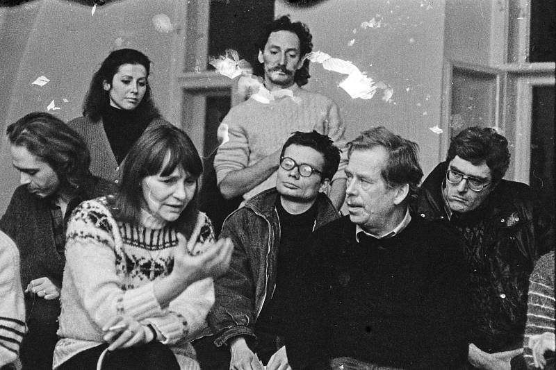 Dana Němcová, Saša Vondra a Václav Havel (trojice v popředí)