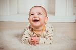Smích dětí do jednoho a půl roku se podobá spíše smíchu šimpanzů, než zvukům, které vydávají dospělí. Ilustrační foto