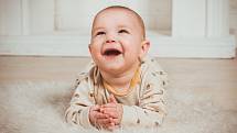 Smích dětí do jednoho a půl roku se podobá spíše smíchu šimpanzů, než zvukům, které vydávají dospělí. Ilustrační foto