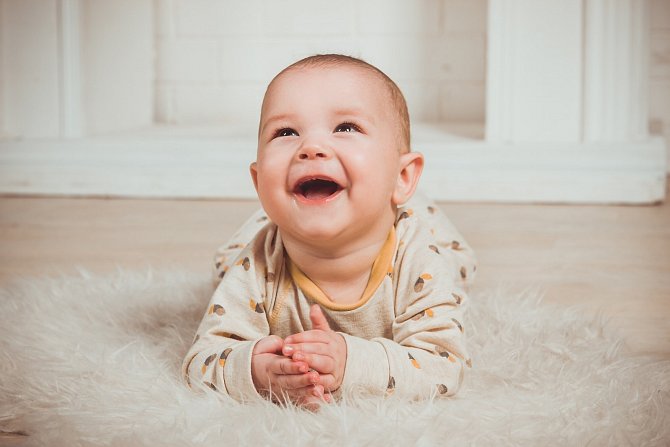 Smích dětí do jednoho a půl roku se podobá spíše smíchu šimpanzů než zvukům, které vydávají dospělí. Ilustrační foto