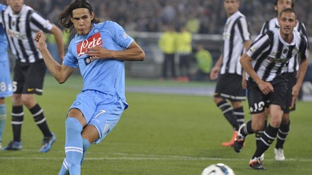 Edinson Cavani z Neapole střílí gól proti Juventusu.