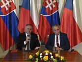 Prezident Miloš Zeman (vpravo) a končící slovenský prezident Andrej Kiska (vlevo) vystoupili 30. května 2019 na zámku v Lánech na tiskové konferenci.