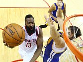 James Harden z Houstonu (vlevo) se prosazuje proti Golden State.