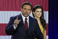 Republikánský guvernér Ron DeSantis na Floridě obhájil ve volbách mandát, 8. listopadu 2022