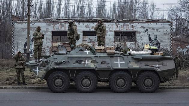 Ukrajinští vojáci s obrněným transportérem v Doněckém regionu 28. ledna 2023.
