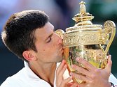 Novak Djokovič s trofejí pro vítěze Wimbledonu.