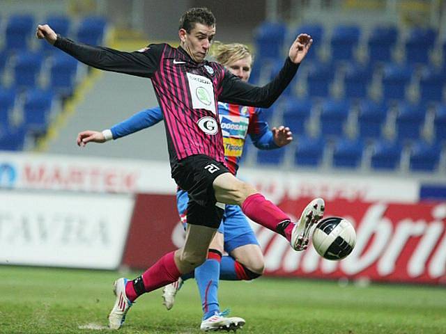 Výsledky zápasů 14. kola fotbalové Gambrinus ligy ze soboty 19. listopadu 2011: Plzeň - Mladá Boleslav 3:2 (3:1), Slovácko - Liberec 1:2 (1:1), Dukla Praha - Teplice 0:0.